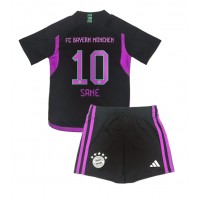 Billiga Bayern Munich Leroy Sane #10 Barnkläder Borta fotbollskläder till baby 2023-24 Kortärmad (+ Korta byxor)